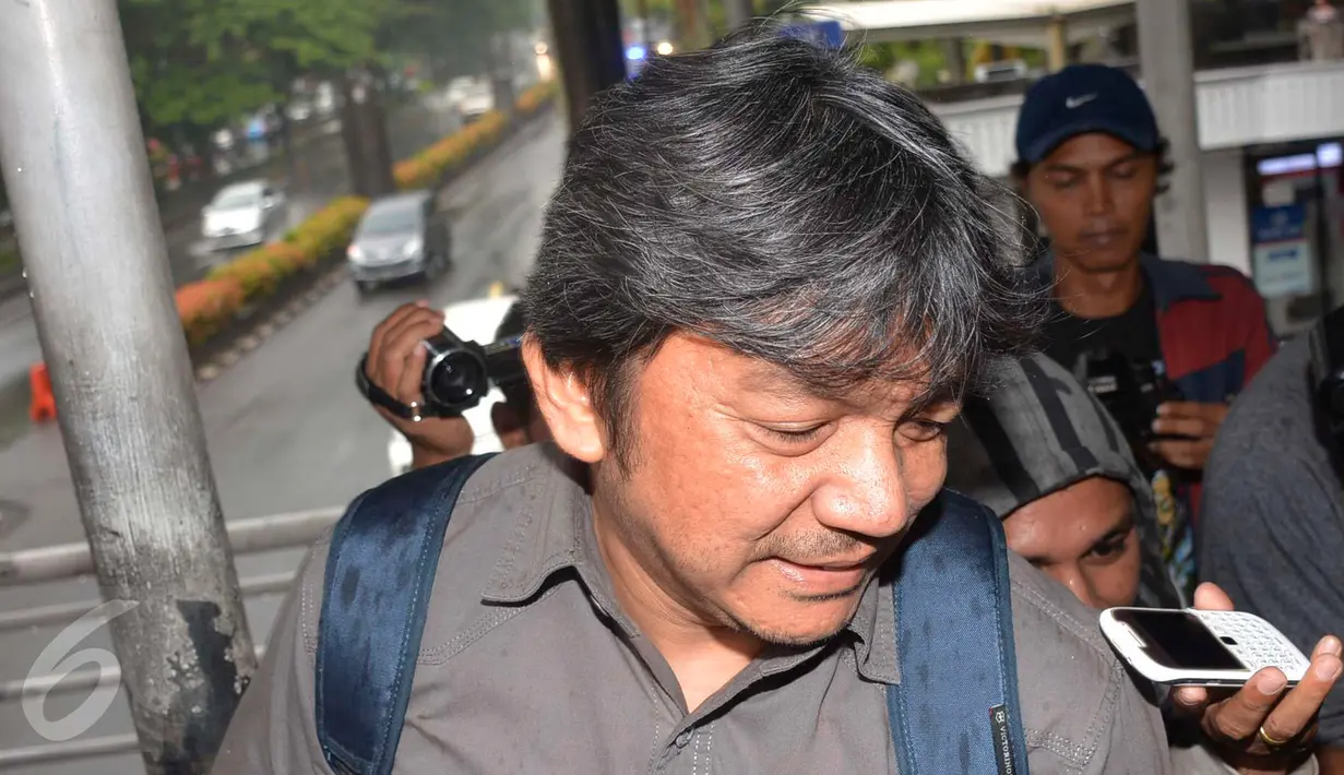 Mantan Dirut Utama maskapai penerbangan Citilink Indonesia saat ditanya sejumlah wartawan usai menjalani pemeriksaan di Gedung KPK, Jakarta, Kamis (2/2). Albert Burhan diperiksa sebagai saksi dengan tersangka ESA. (Liputan6.com/Helmi Afandi)