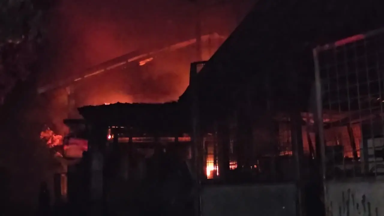 Kebakaran melanda pabrik mainan di Jalan Ladang, Kecamatan Medan Johor. (Liputan6.com/Reza)
