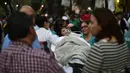 Seorang pasien dievakuasi dari sebuah rumah sakit saat terjadi gempa kuat di Mexico City, Meksiko (16/2). Gempa bumi berkekuatan 7,2 Skala Richter (SR) mengguncang Meksiko. (AFP Photo/Pedro Pardo)