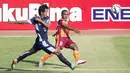 Pemain Borneo FC, Terens Puhiri, melepas umpan pada laga Piala Jenderal Sudirman melawan Persela di Stadion Gelora Delta Sidoarjo, Sabtu (21/11/2015). (Bola.com/Vitalis Yogi Trisna)