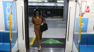 Penumpang menaiki moda transportasi MRT di Jakarta, Selasa (15/11/2022). PT MRT Jakarta (Perseroda) melakukan perubahan kebijakan waktu operasional yang berlaku mulai Selasa, 15 November 2022. (Liputan6.com/Herman Zakharia)