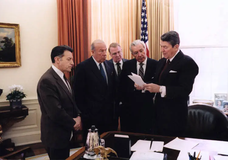 Presiden AS Ronald Reagan saat bertemu dengan para staf dan menteri Gedung Putih saat menyiapkan pidato penjelasan soal 'Iran - Contras Affair' atau Skandal Iran - Contras 1986 (Wikimedia Commons)