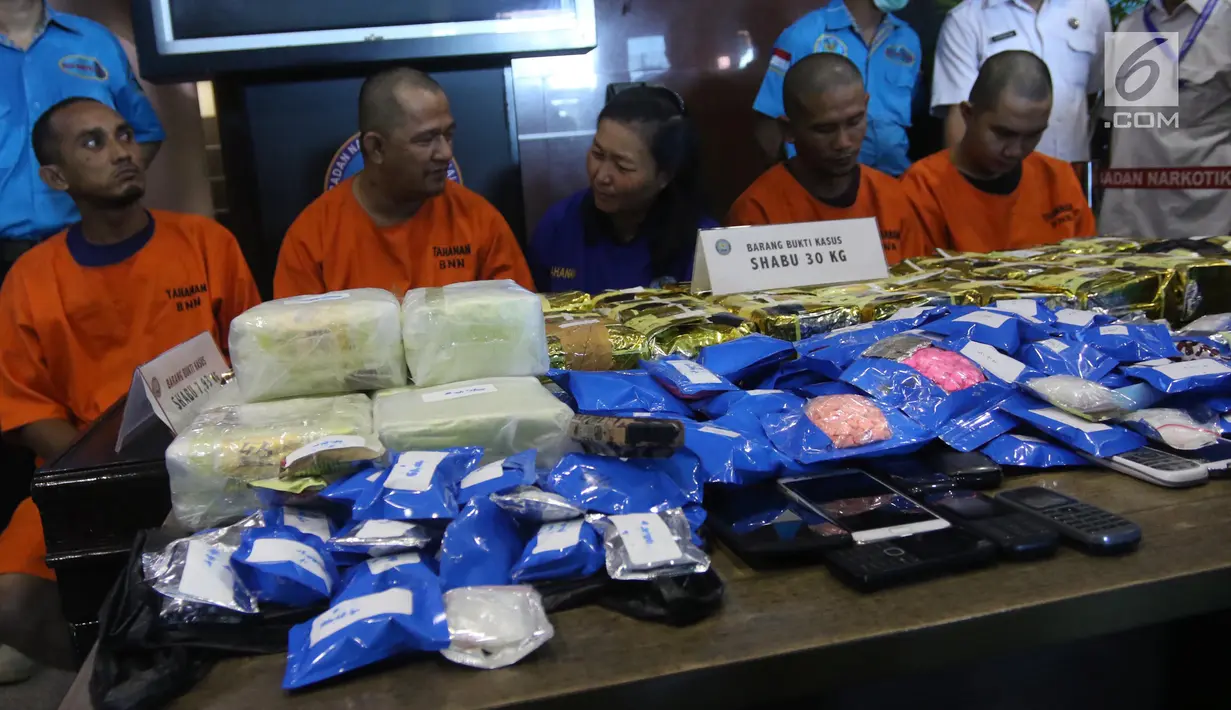 Tersangka dan barang bukti dihadirkan saat rilis di Kantor BNN, Jakarta, Selasa (22/5). Sedangkan di Pekanbaru, petugas menangkap tiga tersangka berikut barang bukti  sabu seberat 7,93 Kg dan ekstasi sebanyak 9.900 butir. (Liputan6.com/Arya Manggala)