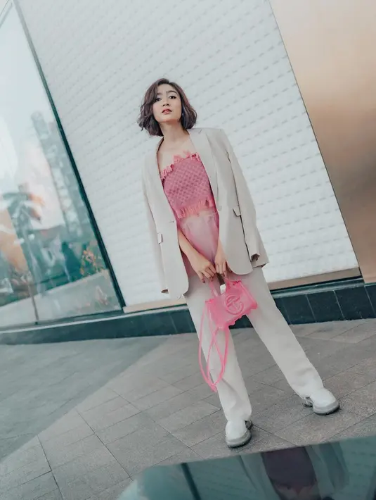 Tampilan manis ini ditutup dengan tas Jelly Teflar x Melissa berukuran kecil dan boots putih [@febbyrastanty]