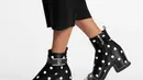 Koleksi ankle boots Moonlight ini hadir dengan ragam variasi warna dan model, mulai dari hitam, biru, hingga polkadot. (Instagram/Louis Vuitton).