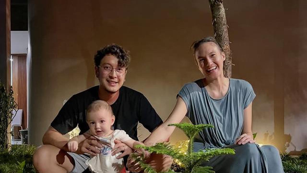 6 Potret Pohon Natal Nadine Chandrawinata di Halaman Rumah, Ditanam Sejak 2022
