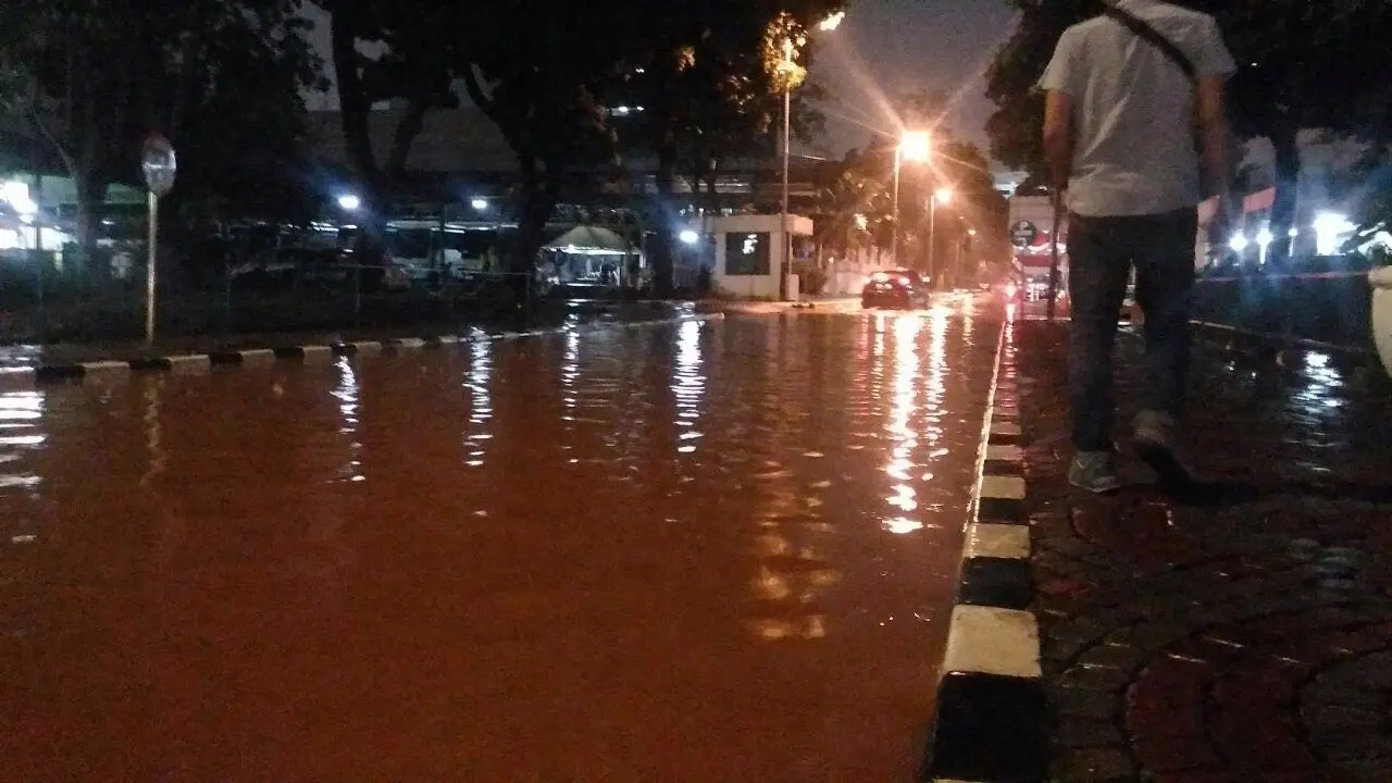 Akses di lokasi parkir  Gedung DPR/MPR tergenang berada di area parkir samping Gedung Kesekretariatan Jenderal DPR RI imbas terjadinya hujan deras petang tadi. 