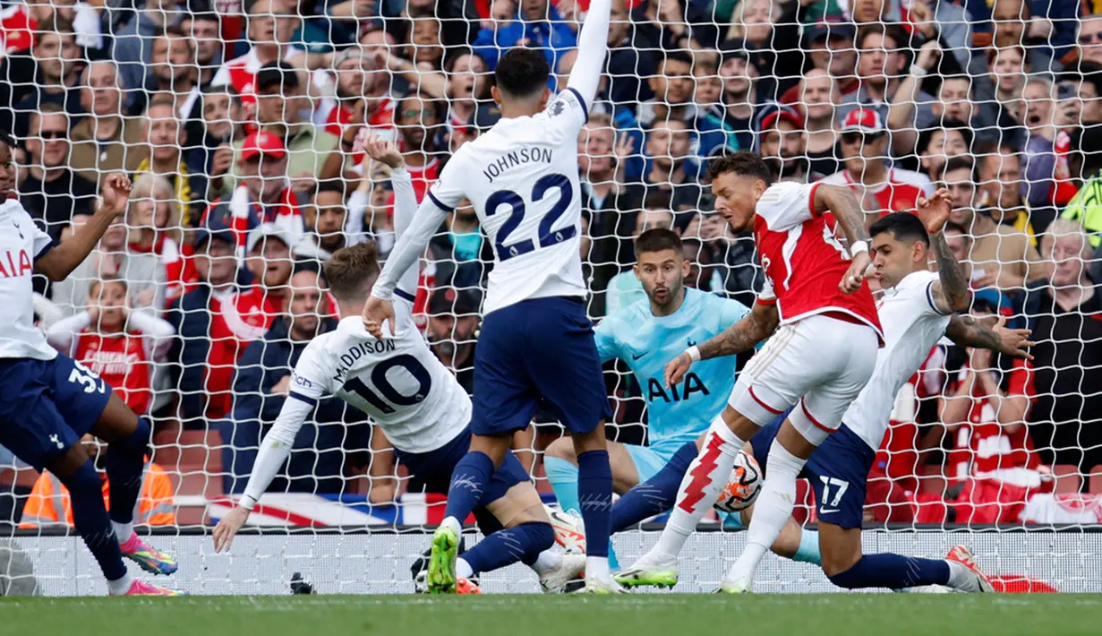 Arsenal memecah kebuntuan lewat gol bunuh diri Cristian Romero pada menit ke-26 sehingga membuat tuan rumah unggul 1-0. (AP Photo/David Cliff)