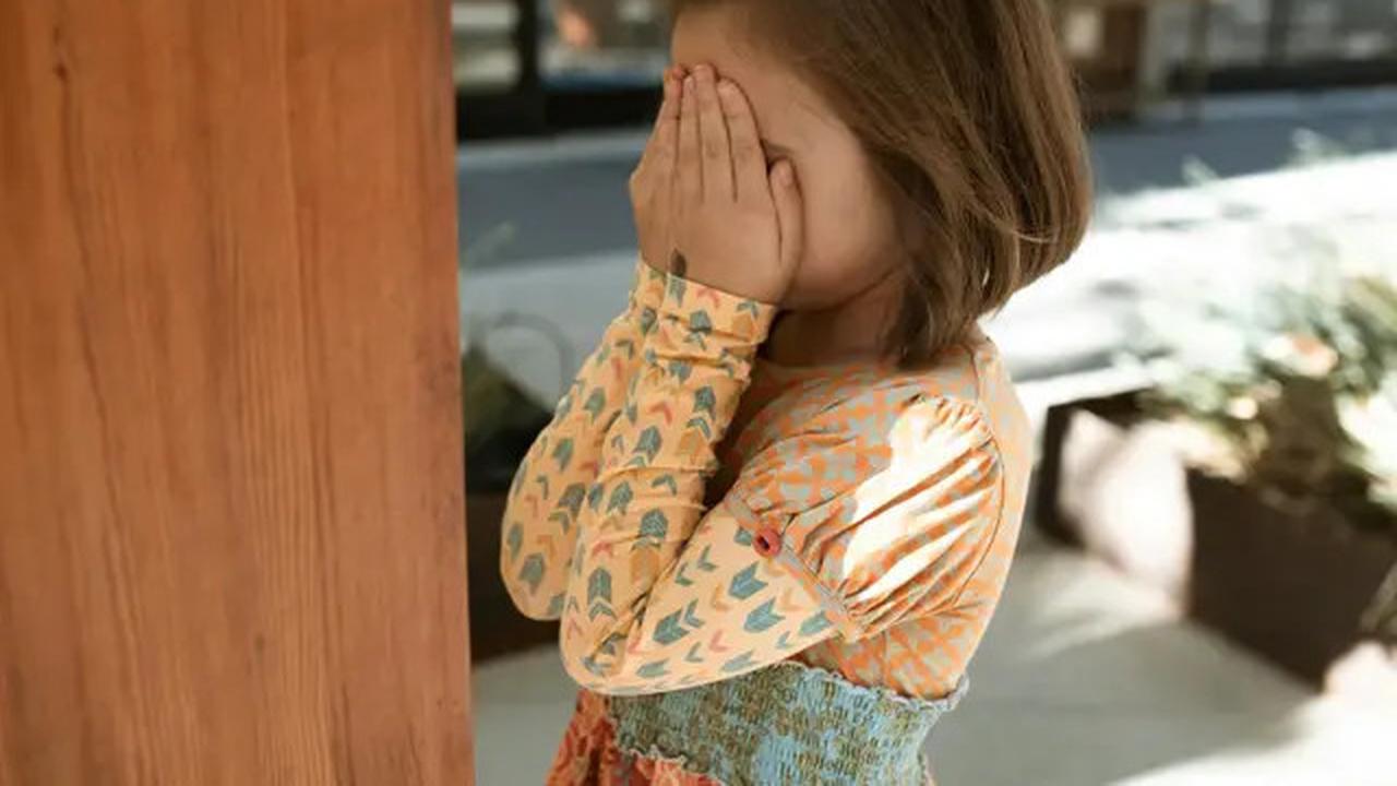 5 Kesalahan Umum Orangtua dalam Mendidik Anak yang Pemalu