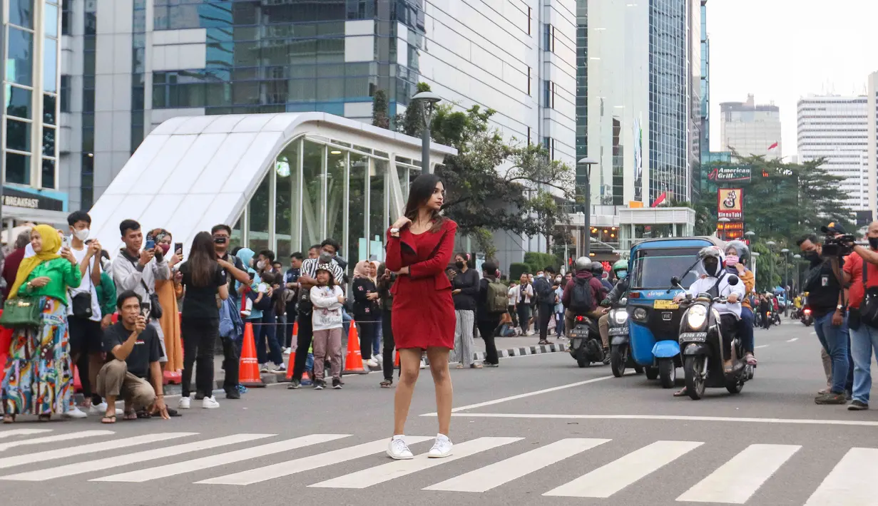 <p>Seorang wanita berpose saat kegiatan Citayem Fashion Week di Stasiun BNI City, Sudirman, Jakarta Pusat, Senin (25/7/2022). Polres Jakarta Pusat bersama Dishub dan Satpol PP memberhentikan kegiatan cat walk zebra cross Citayam Fashion Week. (Liputan6.com/Herman Zakharia)</p>