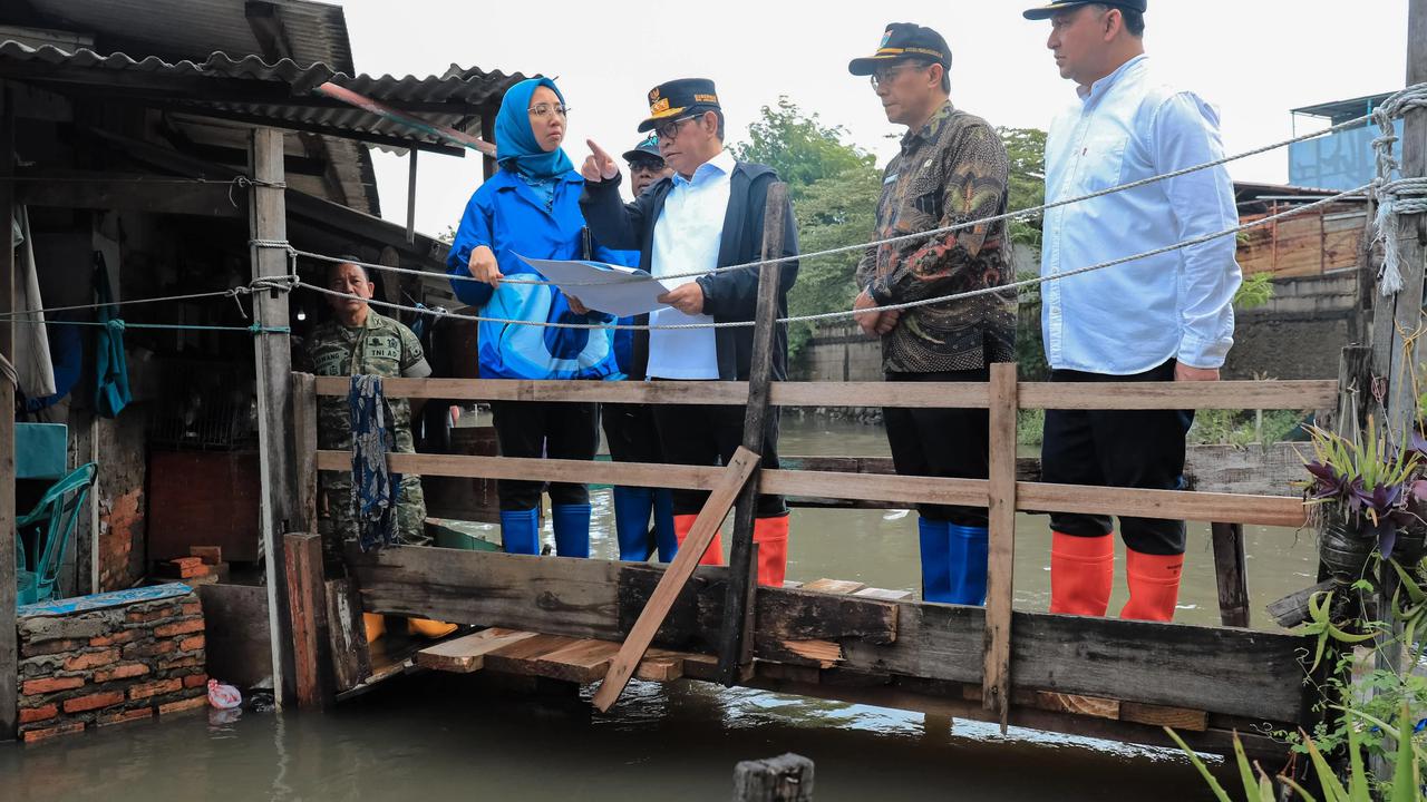 Pramono Anung saat meninjau segmen Sungai Begog dan Pedongkelan di Cilincing, Jakarta Utara, pada Jumat (23/1/2026).