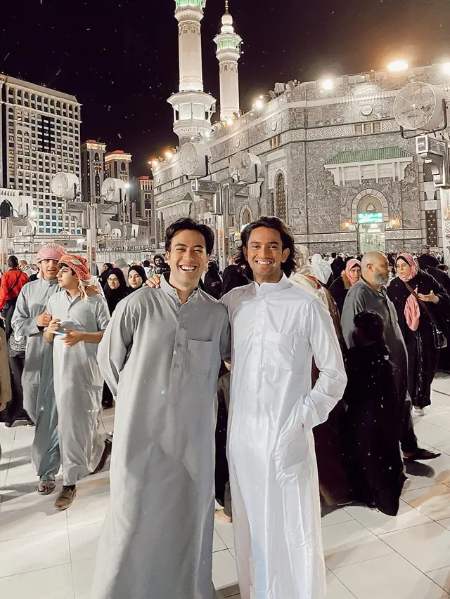7 Potret Seleb Tampan dengan Busana Muslim Ini Alim Banget