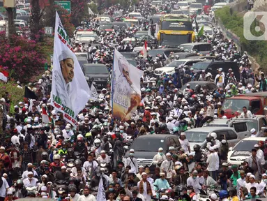 Ratusan massa berkonvoi mengawal Rizieq Shihab usai tiba di Bandara Soekarno-Hatta, Tangerang, Banten, Selasa (10/11/2020). Konvoi tersebut dilakukan untuk mengawal perjalan Rizieq Shihab menuju kediamannya di Petamburan, Jakarta. (Liputan6.com/Angga Yuniar)