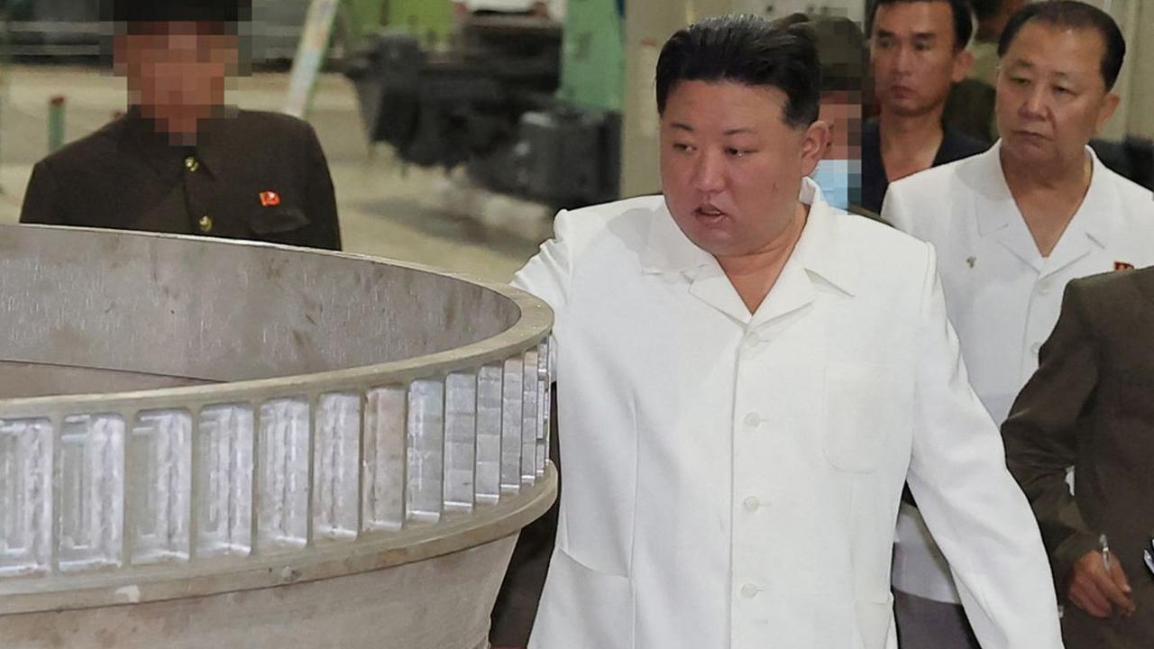 Menurut KCNA, Kim Jong-un mengunjungi pabrik yang memproduksi rudal taktis, platform peluncuran seluler, kendaraan lapis baja, dan peluru artileri pada hari Jumat (11/8/2023) dan Sabtu (12/8/2023) lalu.