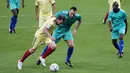 Striker legendaris asal Italia, Alessandro Del Piero, berebut bola dengan bek legendaris dari Inggris, John Terry pada laga hiburan jelang semi final Piala Dunia di Stadion Al Thumama, Senin (12/12/2022). (AP/Frank Augstein)