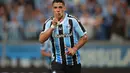 Stiker Gremio Luis Suarez berselebrasi setelah mencetak gol ke gawang Sao Luiz pada ajang Recopa Gaucha di stadion Arena do Gremio di Porto Alegre, Brasil, Selasa (17/1/2023). Ini adalah pertama kalinya Suarez mencetak hat-trick babak pertama dalam hampir 10 tahun, terakhir melakukannya untuk Liverpool melawan Norwich City pada Desember 2013.  (SILVIO AVILA / AFP)