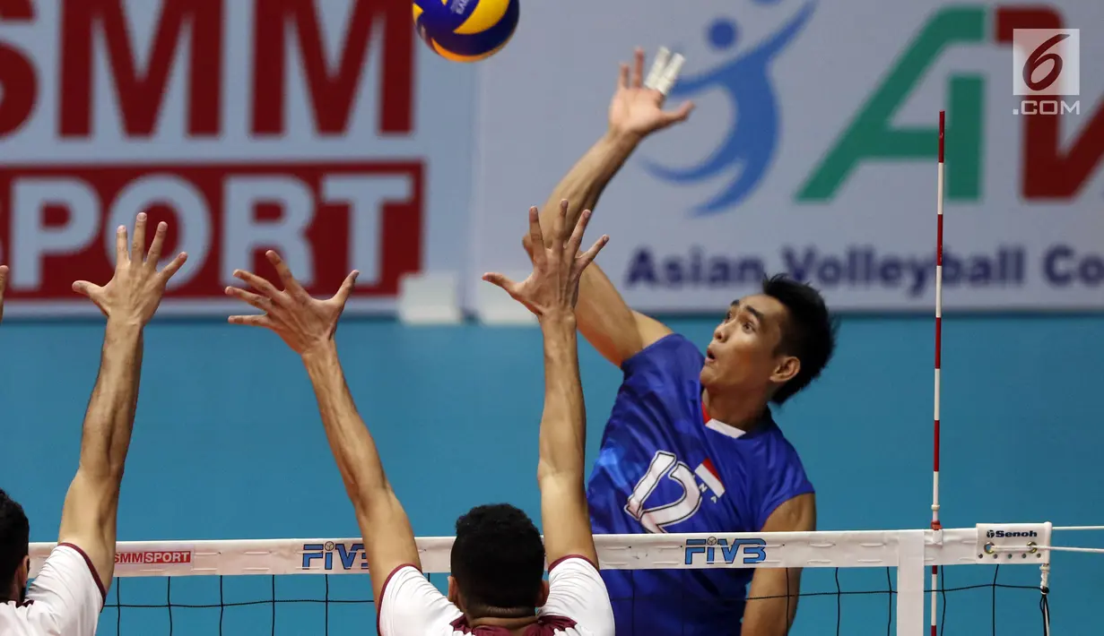 Pemain Timnas voli putra Indonesia, Rivan Nurmulki melakukan smes saat melawan Qatar pada Kejuaraan Voli Asia 2017 di GOR Tri Dharma, Gresik, Rabu (26/7). Indonesia unggul 3-2 (24-26, 14-25, 25-20, 25-21, 15-11). (Liputan6.com/Helmi Fithriansyah)