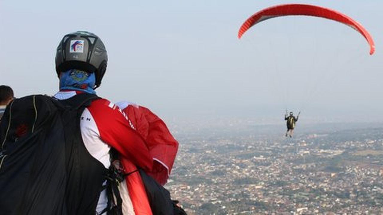 Indahnya, parasut paralayang bertarung di langit Gunung Banyak Batu