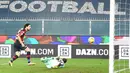 Pemain Genoa, Mattia Destro, mencetak gol ke gawang AC Milan pada laga Liga Italia di Stadion Luigi Ferraris, Kamis (17/12/2020). Kedua tim bermain imbang 2-2. (Spada/LaPresse via AP)