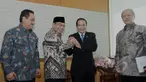 Ketua BPK RI Harry Azhar Azis (kedua kiri) bersalaman dengan Wakil Ketua DPR Taufik Kurniawan sebelum mengikuti Rapat Paripurna di Komplek Parlemen, Jakarta, Selasa (7/4/2015). Rapat tersebut mendengarkan laporan dari BPK. (Liputan6.com/Andrian M Tunay)