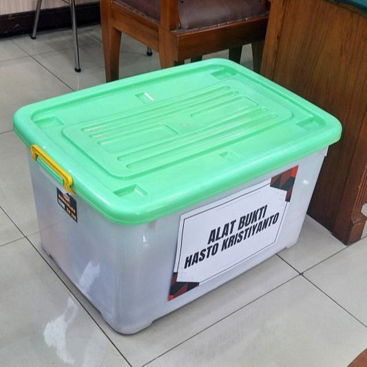 kubu hasto bawa bukti lawa kpk di praperadilan