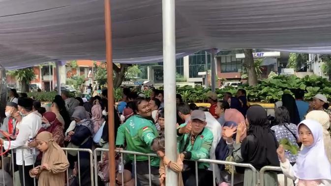 Sejumlah warga antusias menghadiri gelar griya atau open house yang digelar Presiden Prabowo Subianto di Istana Negara Jakarta, Sabtu (21/3/2026) (Liputan6.com/Lizsa Egeham)