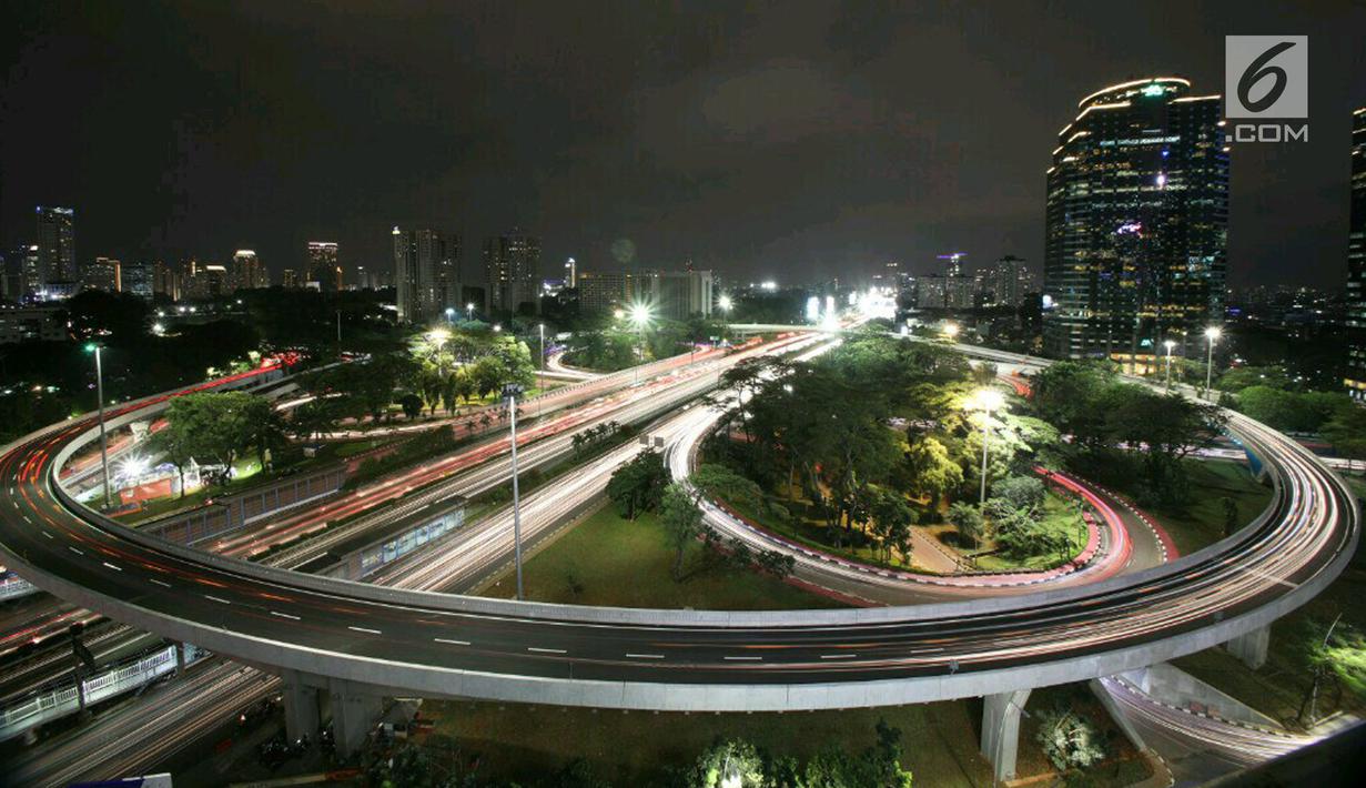 Sejumlah kendaraan melintasi Simpang Susun Semanggi di kawasan Semanggi, Jakarta, Jumat (28/7). Jembatan layang non tol yang dibangun pada 8 April 2016 ini hanya boleh dilalui kendaraan roda empat. (Liputan6.com/Angga Yuniar)