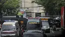 Kendaraan polisi diparkir di dekat katedral Katolik tempat ledakan meledak di Makassar, Sulawesi Selatan (28/3/2021). Wilhelminus menerangkan, beberapa jemaat terluka akibat ledakan tersebut. (AP Photo/Masyudi S. Firmansyah)