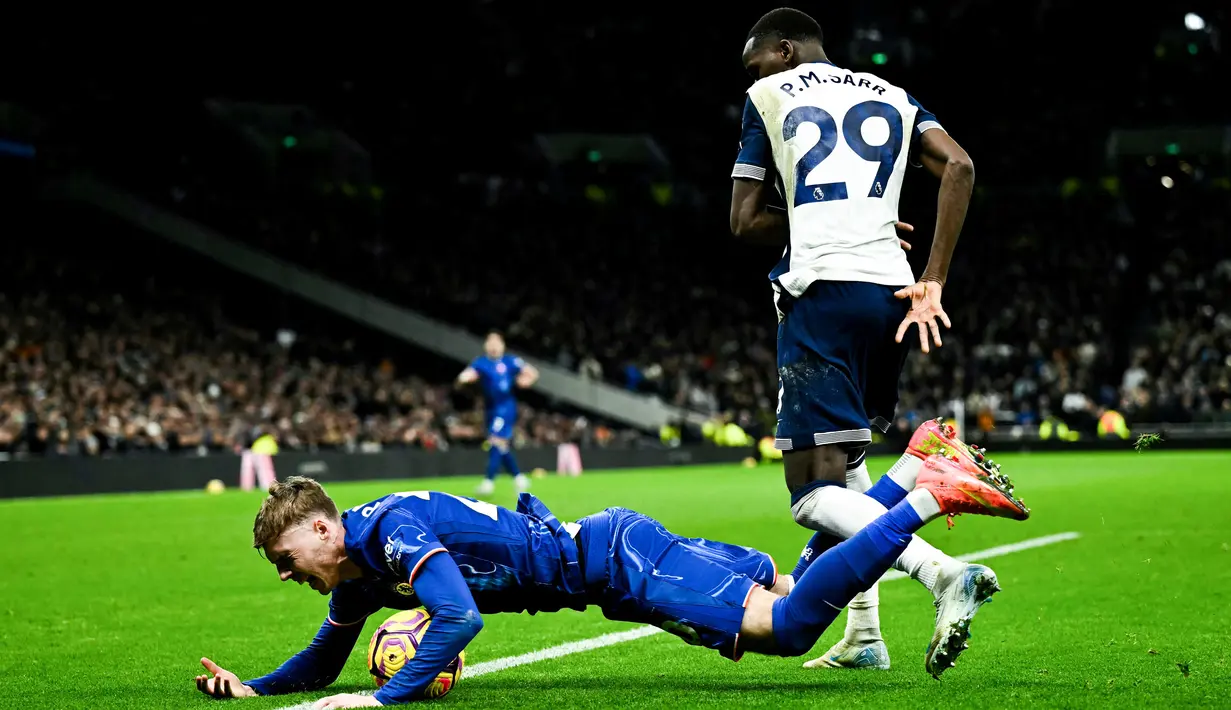 Keberhasilan Palmer mencetak dua gol juga membuat sang pemain kini bersaing dengan Salah dan Haaland sebagai pencetak gol terbanyak. Palmer sejauh ini telah mengemas 11 gol. (AFP/Ben Stansall)