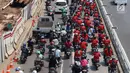 Konvoi buruh menggunakan sepeda motor melintas di Jalan Gatot Soebroto, Jakarta, Selasa (1/5). Ribuan buruh dari berbagai elemen memperingati perayaan Hari Buruh untuk menyampaikan aspirasi di sejumlah titik di Ibukota. (Liputan6.com/Immanuel Antonius)