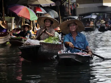 Damnoen Saduak di Thailand dikenal dengan sebutan “Venesia dari Asia”. Damnoen Saduak merupakan salah satu pasar terapung terbesar dan paling ramai di Asia Tenggara. Konon, pasar ini sudah ada sejak masa King Rama IV pada abad ke-19. (AP Photo)