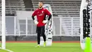Aksi Maarten Paes saat sesi latihan Timnas Indonesia di Stadion Madya, Gelora Bung Karno, Jakarta, Sabtu (22/3/2025).