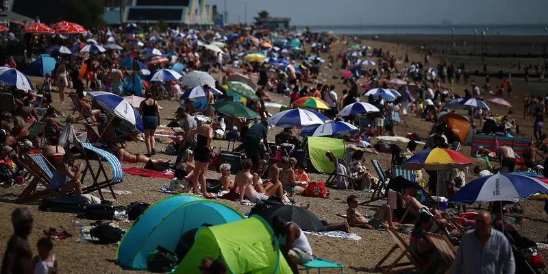 Dihantam Gelombang Panas, Warga Inggris Padati Tepi Pantai