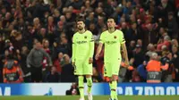 Gerrard Pique dan Sergio Busquets setelah kekalahan 0-4 dari Liverpool dalam laga leg kedua semifinal Liga Champions di Anfield (8/5/2019). (AFP/Oli Scarff)