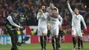 Para pemain Sevilla merayakan kemenangan usai menaklukkan Real Madrid pada lanjutan La Liga Spanyol di Ramon Sanchez Pizjuan stadium, Sevilla, Minggu (15/1/2017). Sevilla menang atas Real Madrid 2-1.  (AFP/Jorge Guerrero)