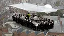 Di 'In The Sky', Belgia Anda akan merasakan sensasi menikmati makanan dengan tubuh melayang di udara pada ketinggian 150 kaki. Pengunjung akan duduk di kursi yang menyerupai kursi rollercoaster dan kemudian dipasangkan sabuk pengaman. (wtop.com)
