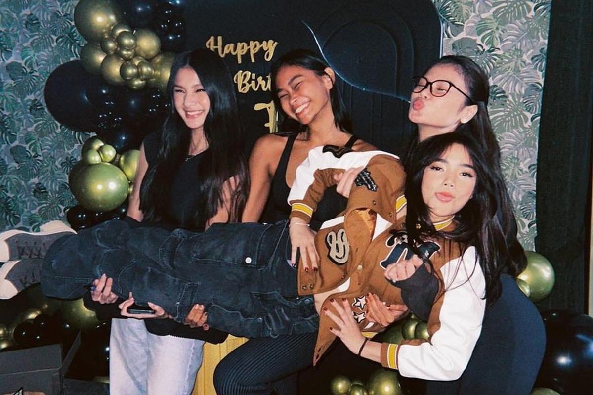 8 Potret Ulang Tahun Fuji yang Dirayakan Berkali-Kali, Dapat Segunung Kado dan Bunga - Sempat Ziarah ke Makam Vanessa Angel-Bibi Ardiansyah