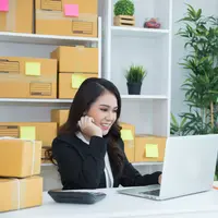 Memanfaatkan kecanggihan teknologi seperti online market bisa menjadi hal yang menguntungkan dan menghemat biaya sewa toko. (Foto: Freepik/jcomp)