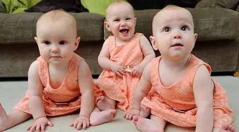 Cara Unik Digunakan Orangtua Bayi Kembar Tiga Yang Identik Ini Untuk  Membedakan Mereka - Parenting Fimela.com