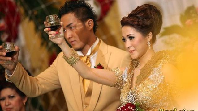 Sempat Nikah Siri, Ini 6 Potret Lawas Pernikahan Okie Agustina dan Gunawan Dwi Cahyo