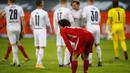 Gelandang Bayern Munich, Leroy Sane tampak kecewa usai dikalahkan Borussia Moenchengladbach 2-3 dalam laga lanjutan Liga Jerman 2020/21 pekan ke-15 di Borussia Park, Jumat (8/1/2021). (AFP/Wolfgang Rattay/Pool)