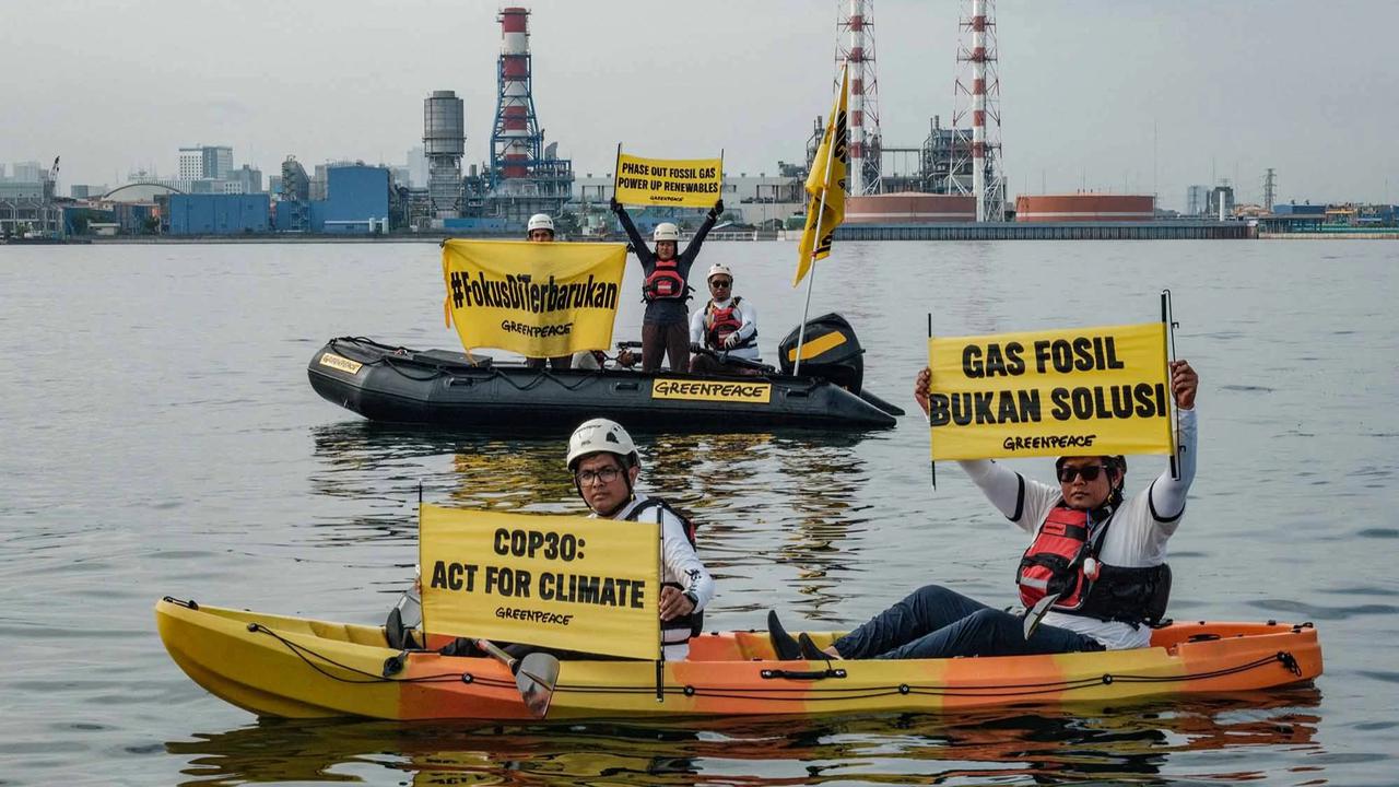 FOTO: Aksi Aktivis  Greenpeace di PLTU Muara Karang Soroti Arah Kebijakan Energi Indonesia