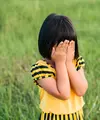 Rasa malu adalah bagian normal dari perkembangan emosional anak. [Dok/freepik.com/jcomp]