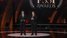 Managing Director Emtek, Sutanto Hartono (kiri) menerima apresiasi sebagai official broadcaster PSSI Awards 2026, yang diserahkan oleh Ketua PSSI, Erick Thohir di Studio 6 Emtek City, Jakarta Barat, pada Sabtu (28/3/2026) malam WIB. (Bola.com/Bagaskara Lazuardi)