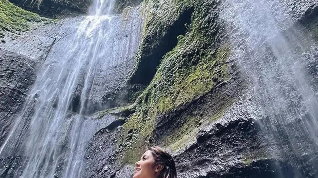 Pose Dibawah Air Terjun