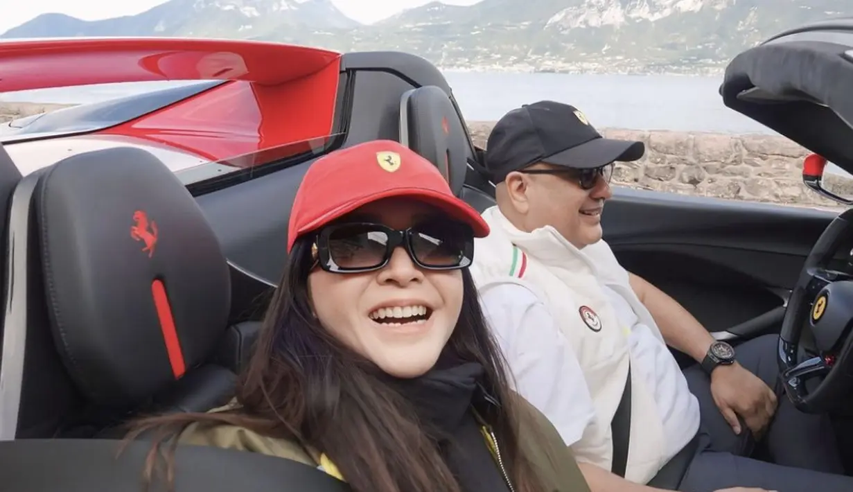 Maia juga kenakan baseball cap berlogokan Ferrari.  [Foto: Instagram/ Maia Estianty]