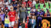 Kiper Fiorentina, David de Gea, berjalan memasuki lapangan Old Trafford saat uji coba kontra Manchester United, Sabtu (9/8/2025) malam WIB. (Nick Potts/PA via AP)