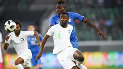 Pemain Arab Saudi, Osama Hawsawi berebut bola dengan pemain Italia Mario Balotelli dalam pertandingan persahabatan di Stadion Kybunpark, St. Gallen, Swiss, Senin (28/5). Gol Arab Saudi dicetak oleh Yahya Al Shehri. (Gian Ehrenzeller/Keystone via AP)