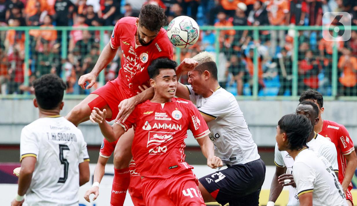 Pemain Persija Jakarta, Abdulla Yusuf Helal, duel udara dengan pemain Rans Nusantara FC, Muhammad Zamzani, pada pekan ke-22 BRI Liga 1 2022/23  di Stadion Patriot Candrabhaga, Bekasi, Jumat (3/2/2023). Gol kemenangan Persija dicetak oleh Abdulla Yusuf Helal, Rio Fahmi dan Ondrej Kudela. (Bola.com/M Iqbal Ichsan)