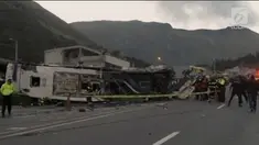 Sebuah bus pariwisata yang membawa turis dari Kolombia dan Venezuela mengalami kecelakaan di Ekuador, menewaskan 24 orang dan melukai 15 orang lainnya.